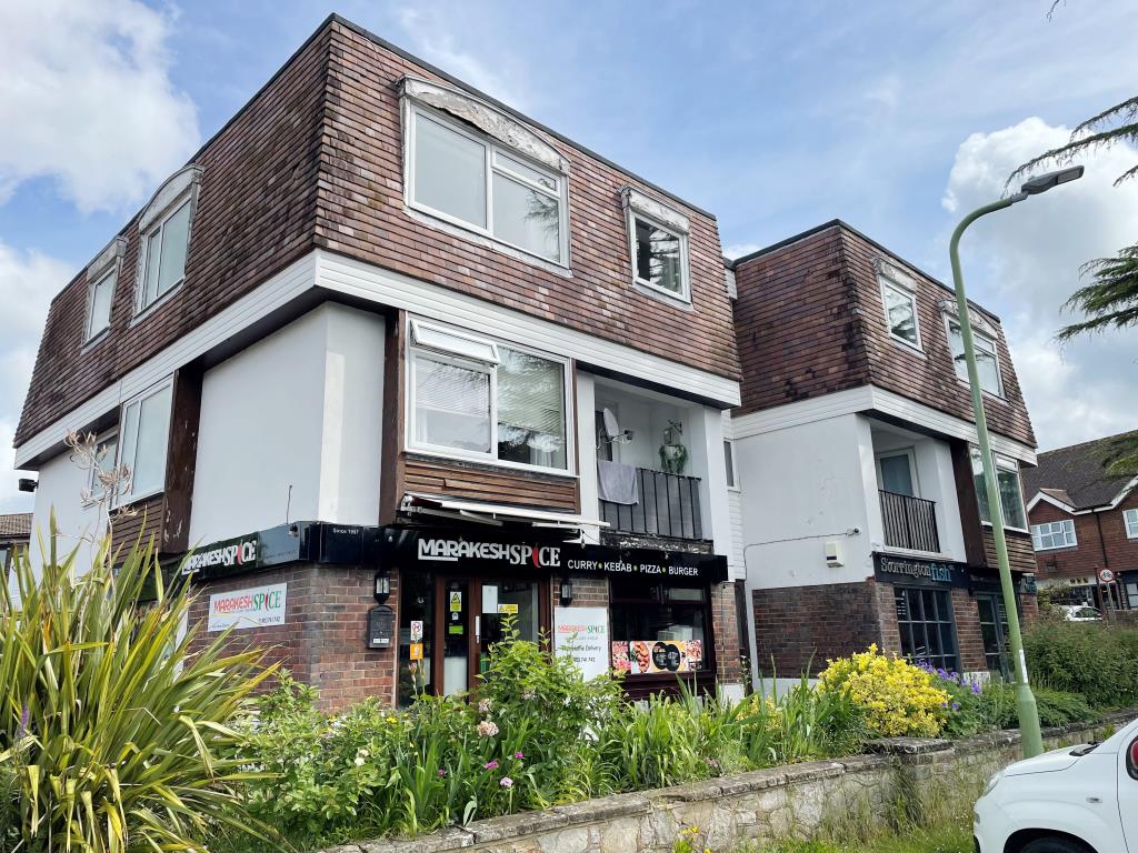 Lot: 44 - FREEHOLD MIXED USE INVESTMENT - side view of Havant House showing all units